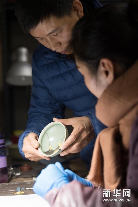 在龍泉市牛頭嶺村“七分醉”工作室，吳榮強（左）指導一名徒弟進行漆繕。