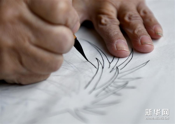 霍慶順在勾描年畫《仕女游春》