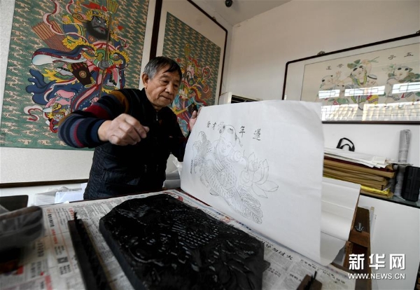 霍慶順在套印年畫《連年有余》