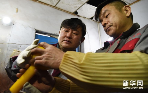 孫云毅(左)在和工人交流一只雞油黃琉璃藝術(shù)品的打磨工藝 孫云毅(左)在和工人交流一只雞油黃琉璃藝術(shù)品的打磨工藝