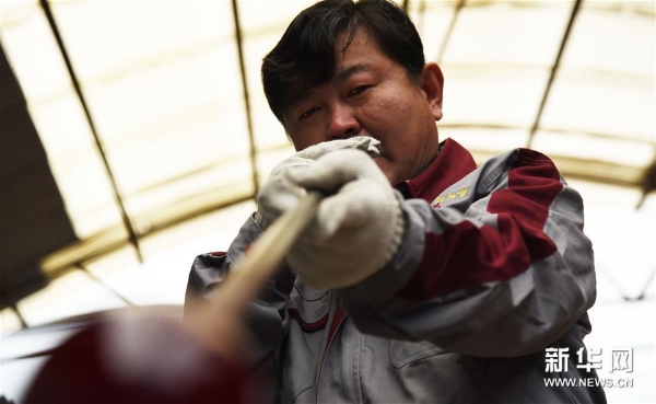 孫云毅在吹制雞油黃琉璃藝術(shù)品 孫云毅在吹制雞油黃琉璃藝術(shù)品