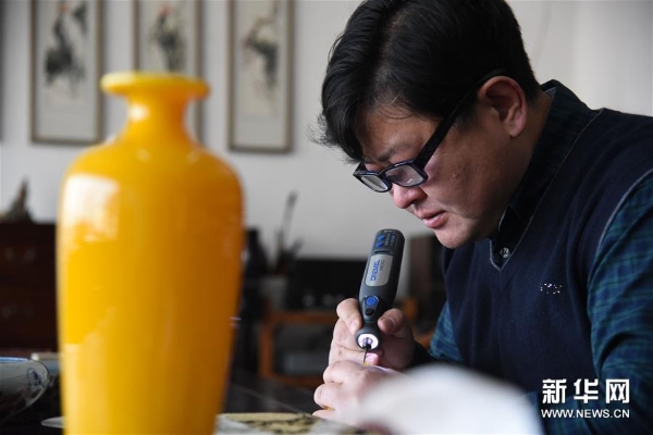 孫云毅在為一只雞油黃鼻煙壺作畫2 孫云毅在為一只雞油黃鼻煙壺作畫2