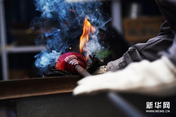 孫云毅在制作雞油黃琉璃藝術(shù)品 孫云毅在制作雞油黃琉璃藝術(shù)品