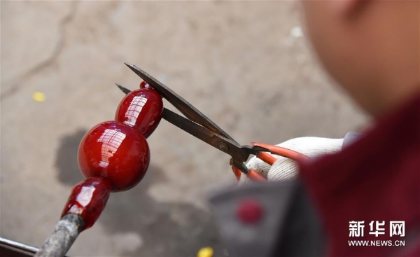 孫云毅在制作雞油黃琉璃藝術(shù)品2 孫云毅在制作雞油黃琉璃藝術(shù)品2