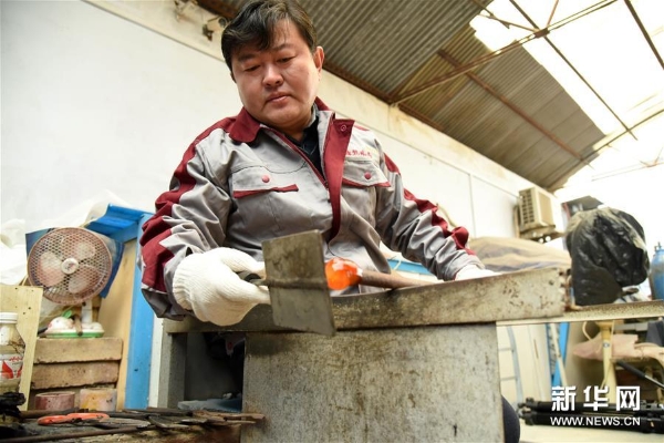 孫云毅在制作雞油黃琉璃藝術(shù)品3 孫云毅在制作雞油黃琉璃藝術(shù)品3