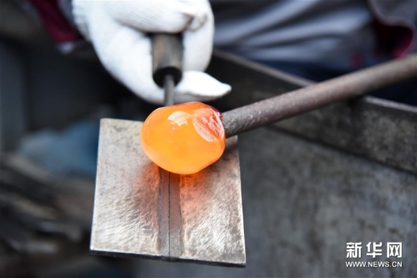 孫云毅在制作雞油黃琉璃藝術(shù)品4 孫云毅在制作雞油黃琉璃藝術(shù)品4