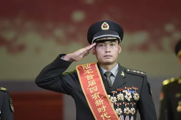 敬禮，英雄！