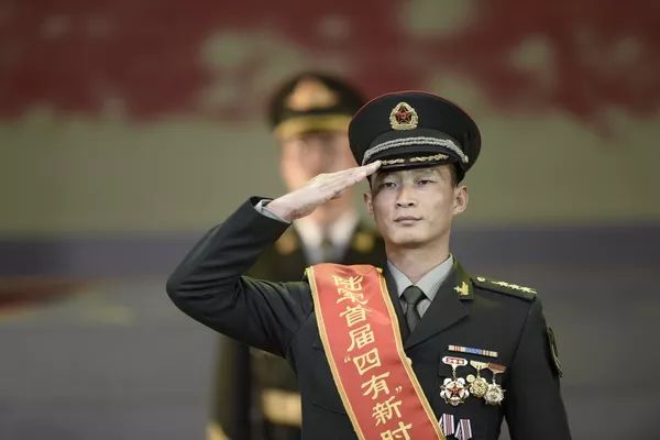 敬禮，英雄！