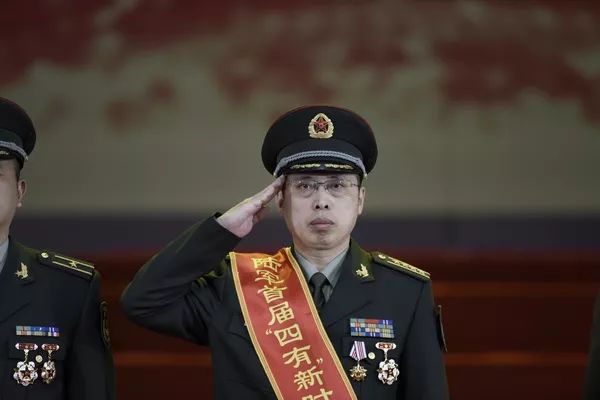 敬禮，英雄！