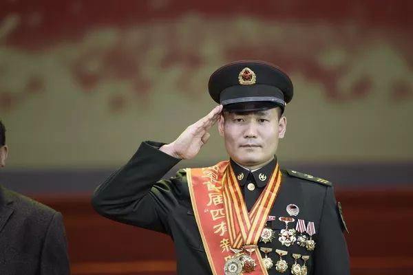 敬禮，英雄！