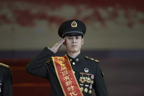 敬禮，英雄！