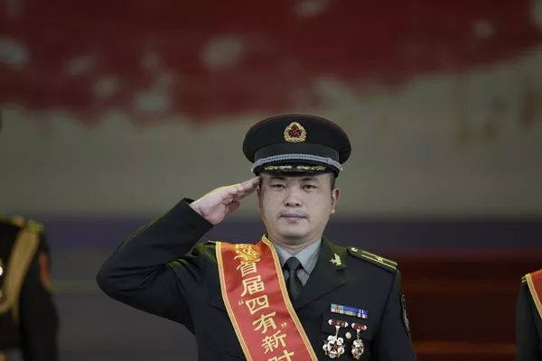 敬禮，英雄！