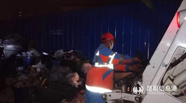 每天凌晨4點劉石寶就開始了他的工作。供圖