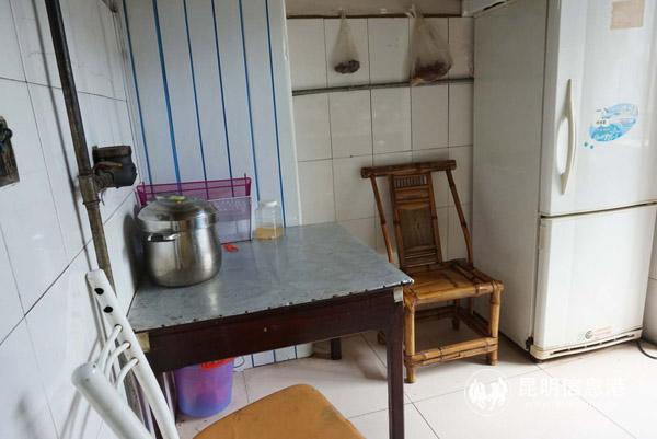 劉石寶一家人將在這張員工宿舍里的餐桌上吃年夜飯。記者勞學(xué)麗 攝