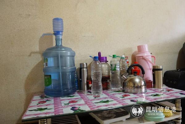 員工宿舍的客廳里擺放著大家各自的物品。記者勞學(xué)麗 攝