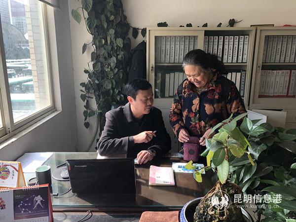 老人檢查失物 老人檢查失物