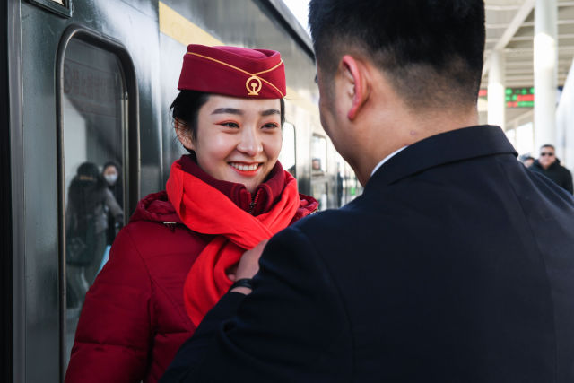 春運(yùn)故事|蜜甜的憂愁——新婚夫婦在站臺(tái)團(tuán)聚