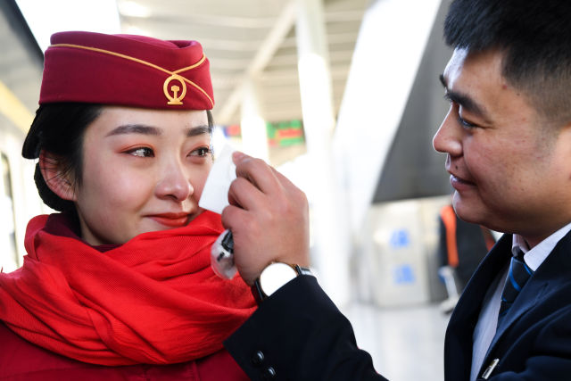 春運(yùn)故事|蜜甜的憂愁——新婚夫婦在站臺(tái)團(tuán)聚