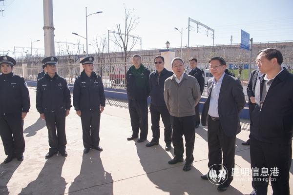 看望派出所值守民警 通訊員馮靖凱攝 看望派出所值守民警 通訊員馮靖凱攝