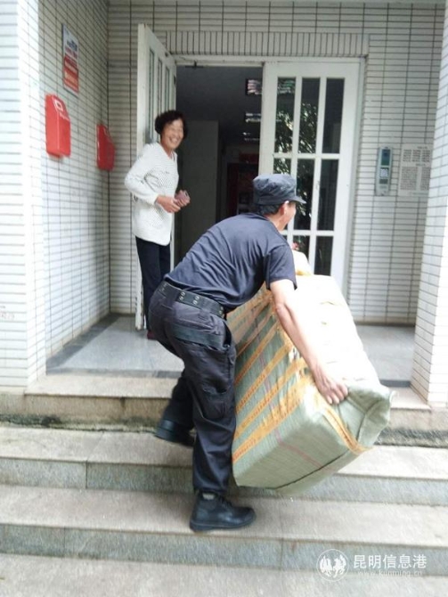 物業(yè)主動提供免費(fèi)搬送服務(wù)。