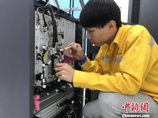 陸響在清掃通信基站設(shè)備 孫思媛 攝