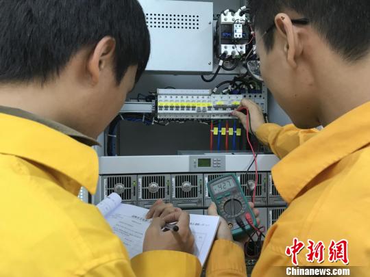 湛江西通信工區(qū)的90后小伙子們在測量高開電源數(shù)據(jù) 孫思媛 攝