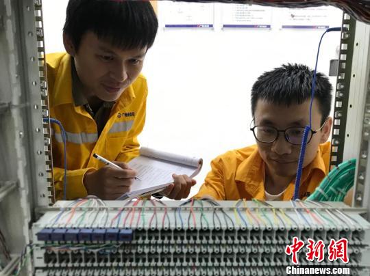 湛江西通信工區(qū)的90后小伙子們在記錄光網(wǎng)絡(luò)單元設(shè)備數(shù)據(jù) 孫思媛 攝