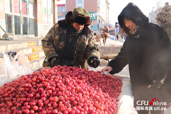 凍花紅是一種沙果，酸甜爽口，與凍梨、凍柿子一起成為很多人必選的“凍三樣”