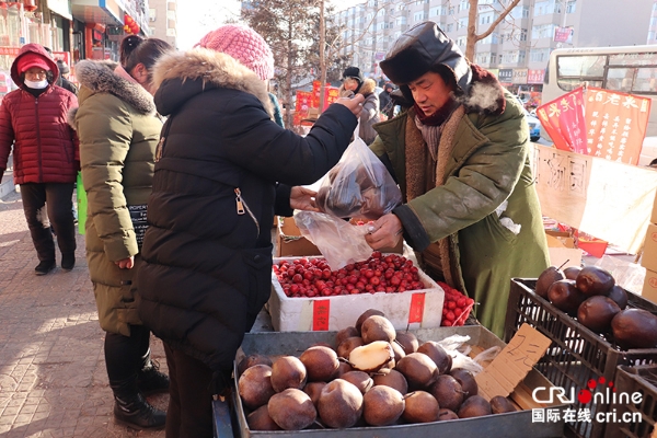 凍梨，是由普通白梨冰凍變成烏黑色，食用時，放置涼水中浸泡，化透后食用，是凍貨市場的暢銷貨