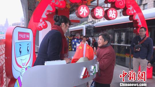 朱瑾為乘客服務(wù)。　康玉湛 攝