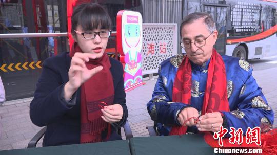 朱瑾教李歐編中國(guó)結(jié)?！】涤裾?攝