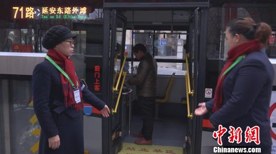 陶文華檢查服務(wù)情況?！】涤裾?攝