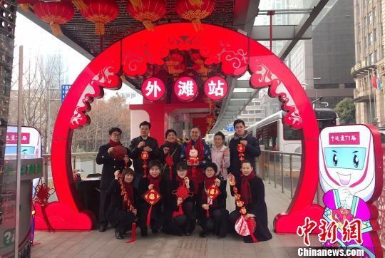 中運(yùn)量71路外灘終點(diǎn)站舉辦的“巧手編織中國(guó)結(jié)、迎春送福情暖心”活動(dòng)?！⊥踝訚?攝