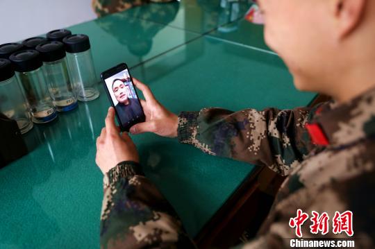 新兵與家人視頻 徐赟 攝