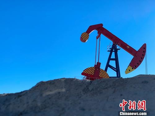 1月18日，中國石油天然氣集團公司青海油田分公司透露，經(jīng)過近兩年試采評價，尖北新區(qū)已累計生產(chǎn)天然氣1.03億立方米，成為甘青藏地區(qū)天然氣保供的“接力棒”，標(biāo)志著柴達木盆地第四大氣區(qū)已經(jīng)探實。資料圖為正在作業(yè)的采油機。<a target='_blank' href='http://www.chinanews.com/'>中新社</a>記者 孫睿 攝