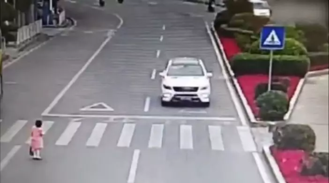 小女孩對禮讓小車鞠躬，司機：回家過年的感動