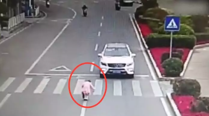 小女孩對禮讓小車鞠躬，司機：回家過年的感動