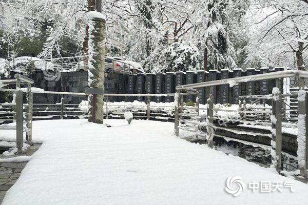 中東部大范圍雨雪阻春運(yùn) 南方冰火兩重天 中東部大范圍雨雪阻春運(yùn) 南方冰火兩重天