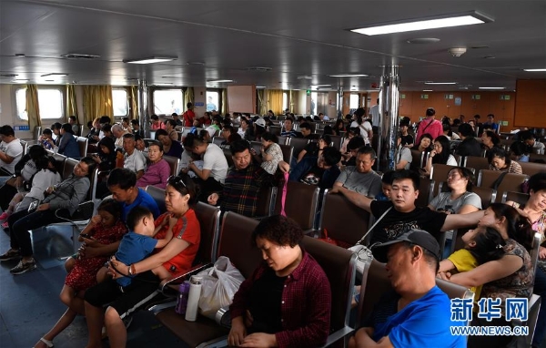 2月9日，旅客在海口秀英港內(nèi)的紫荊二十二號(hào)客滾船上的客艙內(nèi)。