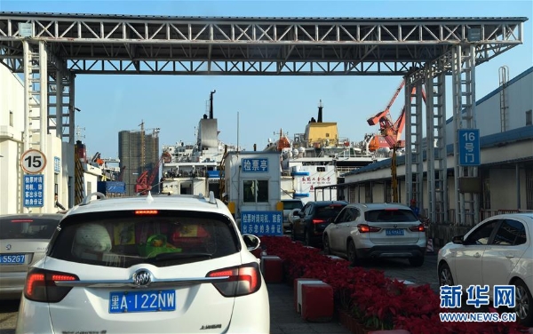 2月9日，在?？谛阌⒏蹆?nèi)，過(guò)海車輛來(lái)到檢票亭準(zhǔn)備檢票。