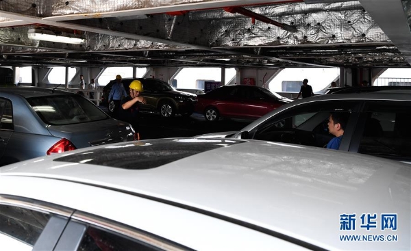 2月9日，在?？谛阌⒏蹆?nèi)的紫荊二十二號(hào)客滾船上，工作人員在指揮小車?？俊?/></a></p><p style=