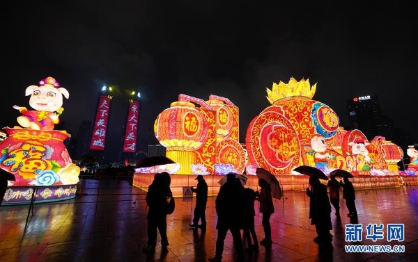 2月8日，市民在南昌市紅谷灘行政廣場欣賞“歡度新春”大型藝術彩燈。3