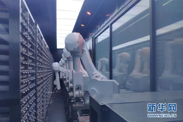 在北京海底撈智慧餐廳，一排機(jī)械手臂在冷藏庫(kù)配菜（1月30日手機(jī)拍攝）。