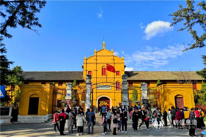 圖:春節(jié)假期云南陸軍講武堂歷史博物館門口全國各地游客 圖:春節(jié)假期云南陸軍講武堂歷史博物館門口全國各地游客