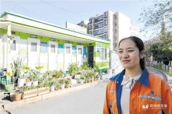 看著自己一手打造出的花園公廁，畢天會非常開心。