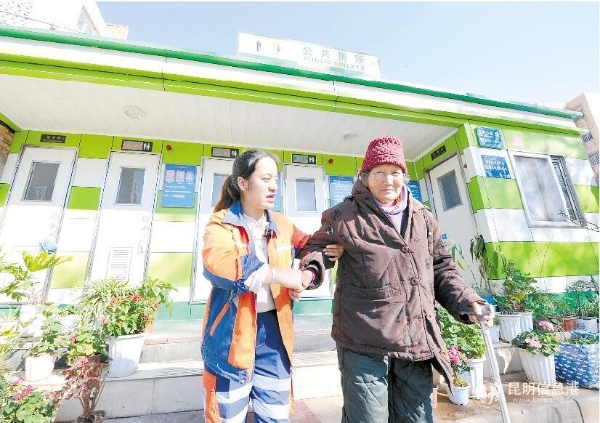 老人上完廁所，畢天會把他攙扶出來。