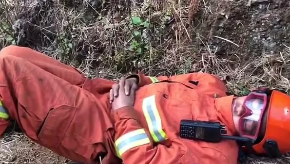 視界 | 中國(guó)消防員滅火后累倒在地照片感動(dòng)英媒：這才是英雄！