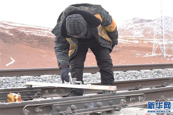 （新華全媒頭條·圖文互動(dòng)）（6）他們是比鋼鐵還硬的漢子——天路之巔看不見(jiàn)的“軌枕”