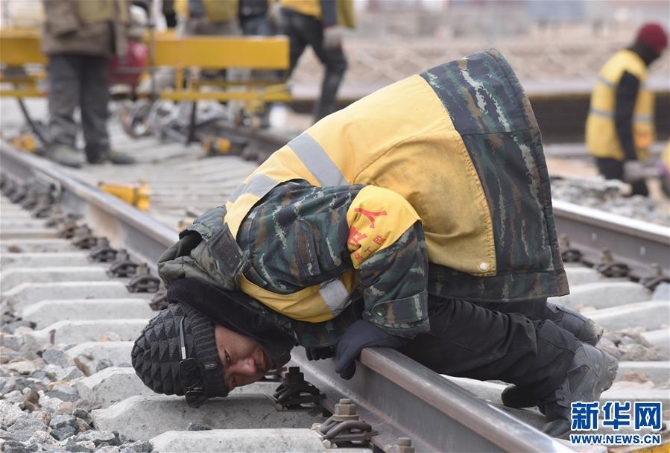 （新華全媒頭條·圖文互動(dòng)）（7）他們是比鋼鐵還硬的漢子——天路之巔看不見(jiàn)的“軌枕”