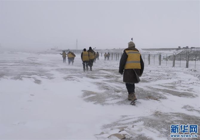 （新華全媒頭條·圖文互動(dòng)）（2）他們是比鋼鐵還硬的漢子——天路之巔看不見(jiàn)的“軌枕”